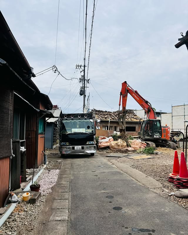 重機とトラックが入る解体現場の投稿写真